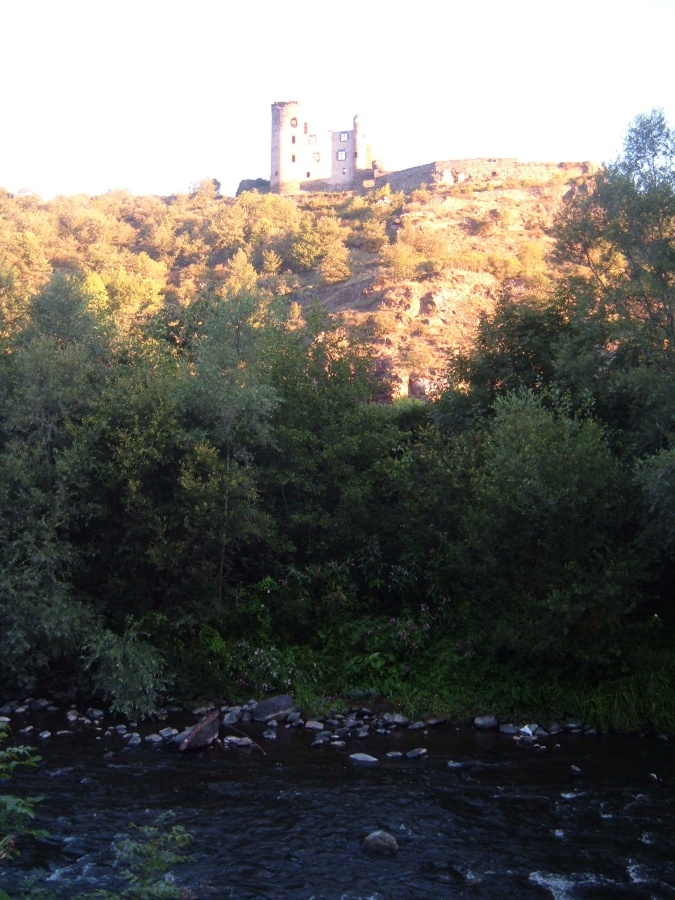 Le Château d'Aurouze surplombe l'Alagnon